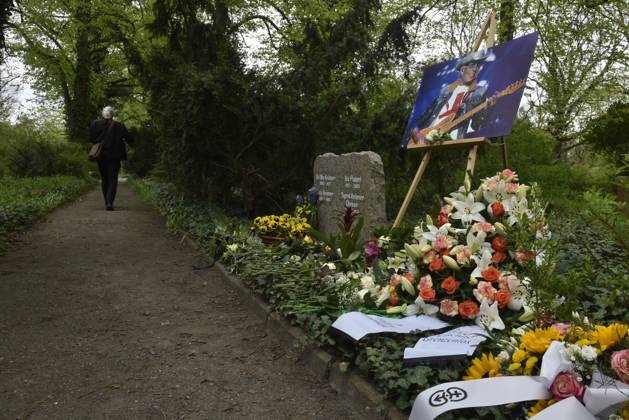 Gedenken an den Musiker Fritz Puppel von der Musikgruppe City, beim Krematorium Berlin-Baumschulenweg, Trauerfeier fuer den Musiker, das Grab Berlin Deutschland, Germany