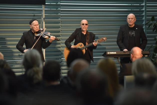 Gedenken an den Musiker Fritz Puppel von der Musikgruppe City, beim Krematorium Berlin-Baumschulenweg, Trauerfeier fuer den Musiker, die Band spielt zum Abschied , Georgi Gogow, Toni Krahl, Manfred Hennig, Berlin Deutschland, Germany