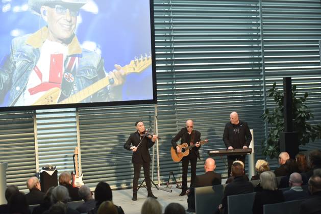 Gedenken an den Musiker Fritz Puppel von der Musikgruppe City, beim Krematorium Berlin-Baumschulenweg, Trauerfeier fuer den Musiker, die Band spielt zum Abschied , Georgi Gogow, Toni Krahl, Manfred Hennig, Berlin Deutschland, Germany