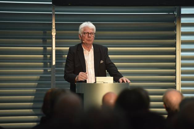 Gedenken an den Musiker Fritz Puppel von der Musikgruppe City, beim Krematorium Berlin-Baumschulenweg, Trauerfeier fuer den Musiker, Musikmanager Thomas Stein, BMG, Berlin Deutschland, Germany