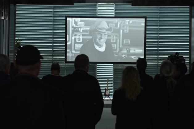 Gedenken an den Musiker Fritz Puppel von der Musikgruppe City, beim Krematorium Berlin-Baumschulenweg, Trauerfeier fuer den Musiker, Berlin Deutschland, Germany