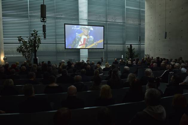 Gedenken an den Musiker Fritz Puppel von der Musikgruppe City, beim Krematorium Berlin-Baumschulenweg, Trauerfeier fuer den Musiker, Berlin Deutschland, Germany
