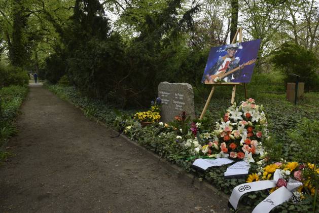 Gedenken an den Musiker Fritz Puppel von der Musikgruppe City, beim Krematorium Berlin-Baumschulenweg, Trauerfeier fuer den Musiker, das Grab Berlin Deutschland, Germany