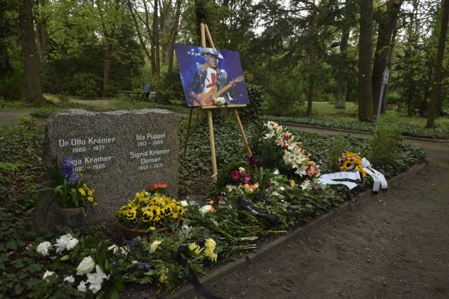 Gedenken an den Musiker Fritz Puppel von der Musikgruppe City, beim Krematorium Berlin-Baumschulenweg, Trauerfeier fuer den Musiker, das Grab Berlin Deutschland, Germany