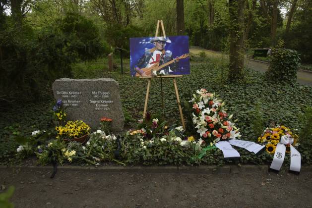 Gedenken an den Musiker Fritz Puppel von der Musikgruppe City, beim Krematorium Berlin-Baumschulenweg, Trauerfeier fuer den Musiker, das Grab Berlin Deutschland, Germany