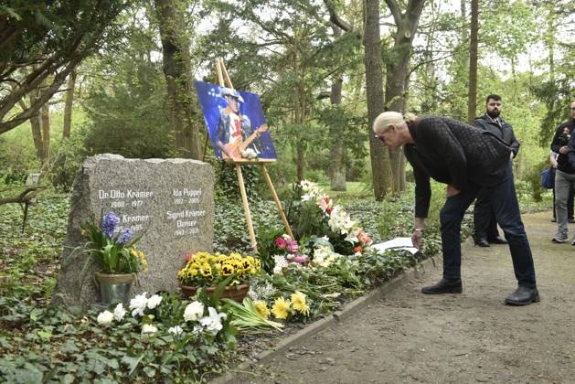 Gedenken an den Musiker Fritz Puppel von der Musikgruppe City, beim Krematorium Berlin-Baumschulenweg, Trauerfeier fuer den Musiker, Berlin Deutschland, Germany
