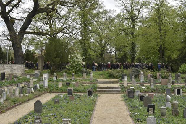Gedenken an den Musiker Fritz Puppel von der Musikgruppe City, beim Krematorium Berlin-Baumschulenweg, Trauerfeier fuer den Musiker, Berlin Deutschland, Germany
