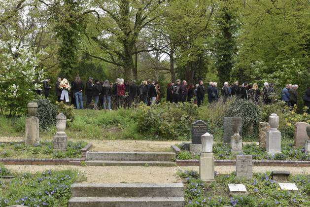 Gedenken an den Musiker Fritz Puppel von der Musikgruppe City, beim Krematorium Berlin-Baumschulenweg, Trauerfeier fuer den Musiker, Berlin Deutschland, Germany