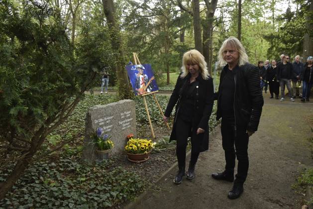 Gedenken an den Musiker Fritz Puppel von der Musikgruppe City, beim Krematorium Berlin-Baumschulenweg, Trauerfeier fuer den Musiker, am Grab Christian Liebig, karat und Ehefrau, Berlin Deutschland, Germany