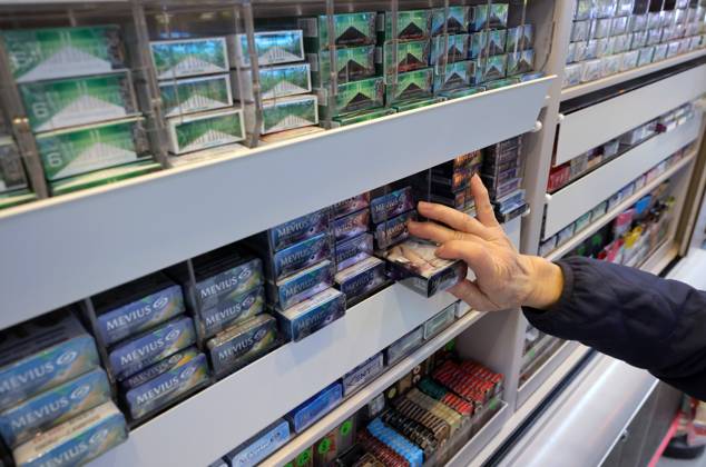 RECORD DATE NOT STATED A street stall in Central displays a variety of cigarettes for sale in one of the busiest districts in Hong Kong. The Hong Kong Council on Smoking and Health said the tobacco tax should be increased by 75% to reach international standards. 30JAN24 SCMP May Tse Hong Kong China EDITORIAL USE ONLY  Copyright: xx 20240130ab3848be MayxTsex scmpphotostwo017144