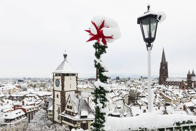 Panorama mit Schnee bedeckten Häusern, Altstadt und Freiburger Münster, Freiburg im Breisgau, Schwarzwald, Baden-Württemberg, Deutschland, Europa Panorama with snow-covered houses, old town and Freiburg Minster, Freiburg im Breisgau, Black Forest, Baden-Württemberg, Germany, Europe Copyright: imageBROKER DanielxSchoenen ibxdjs12220439