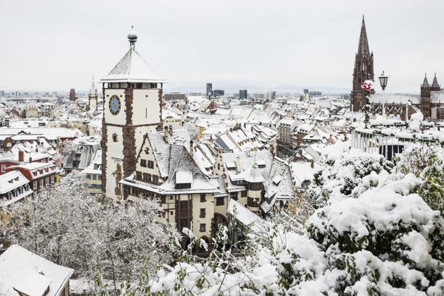 Panorama mit Schnee bedeckten Häusern, Altstadt und Freiburger Münster, Freiburg im Breisgau, Schwarzwald, Baden-Württemberg, Deutschland, Europa Panorama with snow-covered houses, old town and Freiburg Minster, Freiburg im Breisgau, Black Forest, Baden-Württemberg, Germany, Europe Copyright: imageBROKER DanielxSchoenen ibxdjs12220455