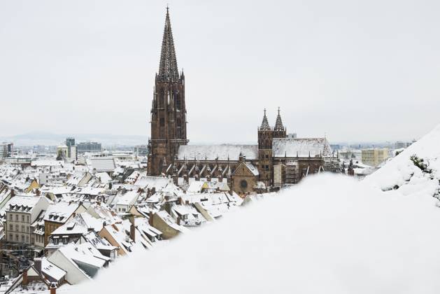 Panorama mit Schnee bedeckten Häusern, Altstadt und Freiburger Münster, Freiburg im Breisgau, Schwarzwald, Baden-Württemberg, Deutschland, Europa Panorama with snow-covered houses, old town and Freiburg Minster, Freiburg im Breisgau, Black Forest, Baden-Württemberg, Germany, Europe Copyright: imageBROKER DanielxSchoenen ibxdjs12220471