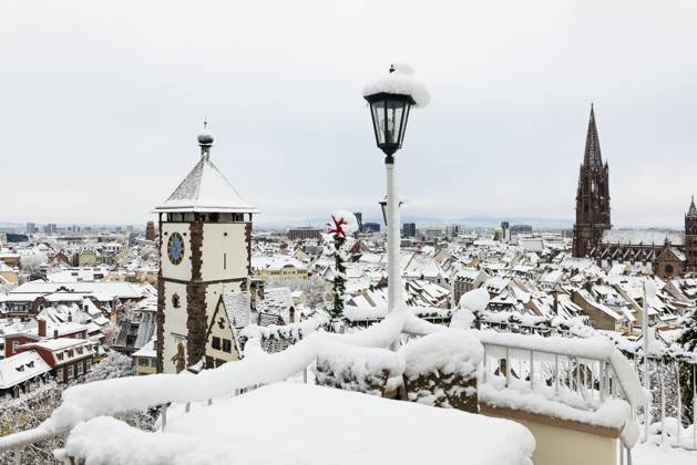 Panorama mit Schnee bedeckten Häusern, Altstadt und Freiburger Münster, Freiburg im Breisgau, Schwarzwald, Baden-Württemberg, Deutschland, Europa Panorama with snow-covered houses, old town and Freiburg Minster, Freiburg im Breisgau, Black Forest, Baden-Württemberg, Germany, Europe Copyright: imageBROKER DanielxSchoenen ibxdjs12220433