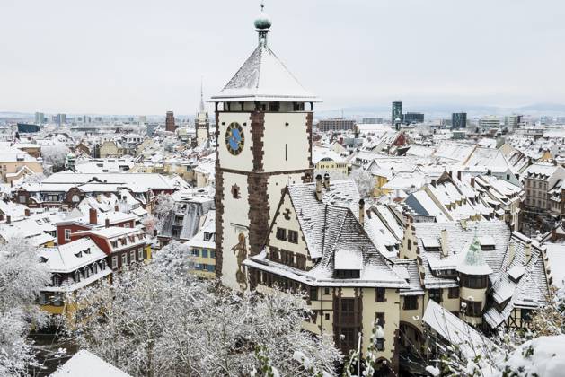 Panorama mit Schnee bedeckten Häusern, Altstadt, Freiburg im Breisgau, Schwarzwald, Baden-Württemberg, Deutschland, Europa Panorama with snow-covered houses, Old Town, Freiburg im Breisgau, Black Forest, Baden-Württemberg, Germany, Europe Copyright: imageBROKER DanielxSchoenen ibxdjs12220451