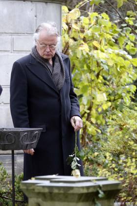Dimiter Gotscheff, Beerdigung des verstorbenen Theaterregisseur auf dem Dorotheenstaedtischen Friedhof in Berlin, Intendant Frank Castorf am Grab, Berlin Deutschland, Germany