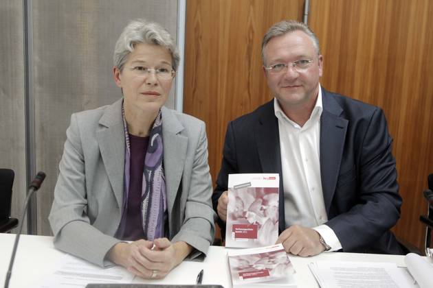 Vorstellung des Verfassungsschutzbericht 2011 des Landes Berlin durch Innensenator Frank Henkel und Verfassungschutzpraesidentin des Landes Berlin, Claudia Schmid, im Berliner Abgeordnetenhaus, Berlin Deutschland, Germany