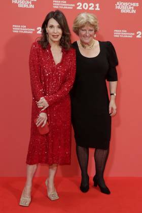 Iris Berben, Laudatorin, Monika Gruetters, beim Preis fuer Verstaendigung und Toleranz 2021 in Berlin, Juedisches Museum, Berlin Deutschland, Germany