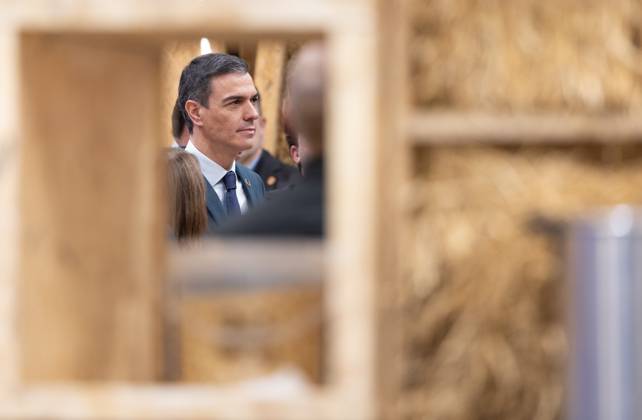 News Bilder des Tages Sánchez visits the 45th edition of Fitur The President of the Government, Pedro Sánchez, at the Paradores stand, during his visit to the 45th edition of the International Tourism Fair Fitur, in Ifema Madrid, January 24, 2025, in Madrid Spain After a visit to the various stands of Ifema, the President of the Executive, participates in the event Historical and cultural heritage as an engine of tourism diversification at the Turespana stand 24 JANUARY 2025 PEDOR SANCHEZ TURESPAÑA Madrid Madrid Madrid Spain  Copyright: xEduardoxParrax 6474385