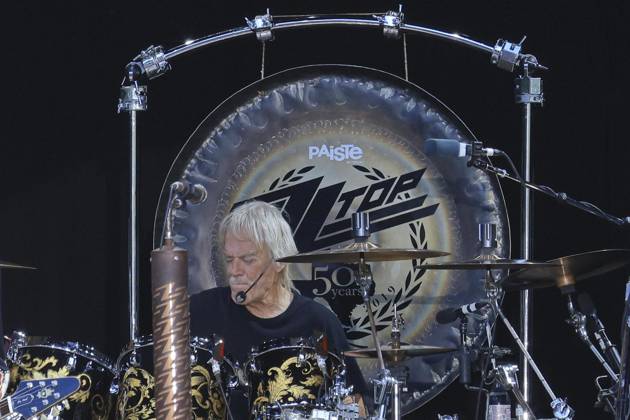 ZZ Top, im Konzert ive in der Zitadelle Spandau, Berlin, mit Billy Gibbons, Elwood Francis, Schlagzeuger Frank Beard, Berlin