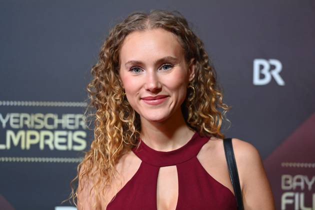 Pauline Angert (Schauspelerin), Einzelbild,angeschnittenes Einzelmotiv,Portraet,Portrait,Porträt. Roter Teppich,Red Carpet,Bayerischer Filmpreis 2024 am 24.01.2025 im Prinzregententheater in Muenchen.
