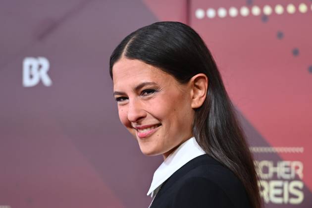 Amanda da Gloria (Schauspielerin), Einzelbild,angeschnittenes Einzelmotiv,Portraet,Portrait,Porträt. Roter Teppich,Red Carpet,Bayerischer Filmpreis 2024 am 24.01.2025 im Prinzrgententheater in Muenchen.