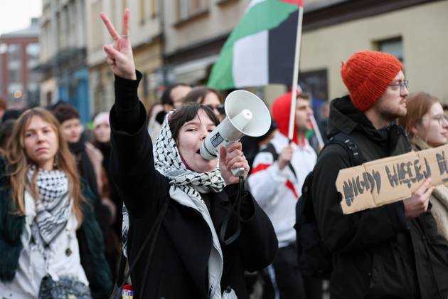 Bilder des Jahres 2025, News 01 Januar News Themen der Woche KW04 News Bilder des Tages January 26, 2025, Krakow, Poland: A Pro-Palestinian protester chants through a megaphone during the Never Again for Anyone demonstration on the eve of the 80th anniversary of the Auschwitz concentration camp. Krakow Poland - ZUMAs197 20250126_aaa_s197_338 Copyright: xGrzegorzxWajdax