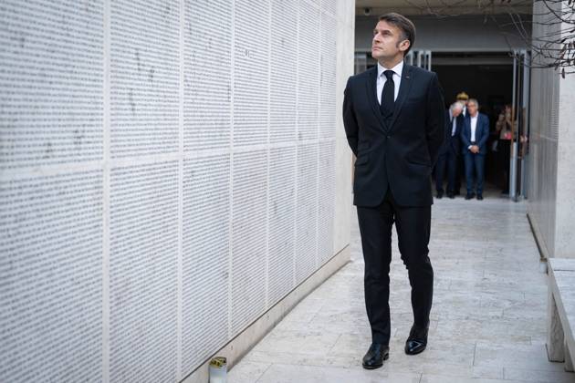 Bilder des Jahres 2025, News 01 Januar News Themen der Woche KW05 News Bilder des Tages President Macron At A Ceremony At The Memorial De La Shoah - Paris France s President Emmanuel Macro takes part in a ceremony at the Memorial de la Shoah, the Holocaust museum in Paris on January 27, 2025, as the world marks today the 80th anniversary of the liberation of Auschwitz with some few remaining survivors set to attend ceremonues at the site of the notorious Nazi death camp. Auschwitz was the largest of the extermination camps and has become a symbol of Nazi Germany s genocide of six million European Jews, one million of whom died at the site between 1940 and 1945, along with more than 100,000 non-Jews. Photo by Eric Tschaen Pool ABACAPRESS.COM Paris IDF France  Copyright: xTschaenxEric Pool ABACAx