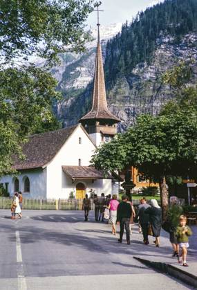 Menschen, die auf das Gebäude der reformierten Kirche im Dorf Kanderstag zugehen, Region Berner Oberland, Schweiz, Europa 1963 Evangelisch reformierte Kirche Kandersteg, Europa People walking towards the building of the Reformed Church in the village of Kanderstag, Bernese Oberland region, Switzerland, Europe 1963 Evangelical Reformed Church Kandersteg, Europe Copyright: imageBROKER IanxMurray iblimu12284248.jpg