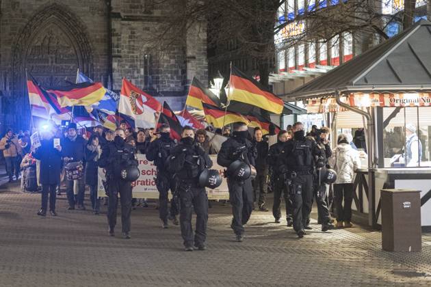 Bilder des Jahres 2025, News 01 Januar News Themen der Woche KW05 News Bilder des Tages 27.01.2025, Rechtsextreme Demo Gegendemo, Nürnberg: Zur montäglichen rechtsextremen Versammlung des Nürnberger selbsternannten Team Menschenrechte kamen am Abend ca. 150 Personen. Eine aus dem linken Spektrum organiserte Gegendemo sammelte sich mit etwa 400 Personen. Im Laufe des Abends versuchten die Gegendemonstrant:innen mehrfach auf die Aufzugsstrecke der Rechtsextremen zu gelangen. Um dies zu verhindern setzte die Polizei mehrfach den Schlagstock sowie Pfefferspray ein. Bayern Deutschland Rechtsextreme Demo _ Gegedemo Nürnberg 27.01.2025-09
