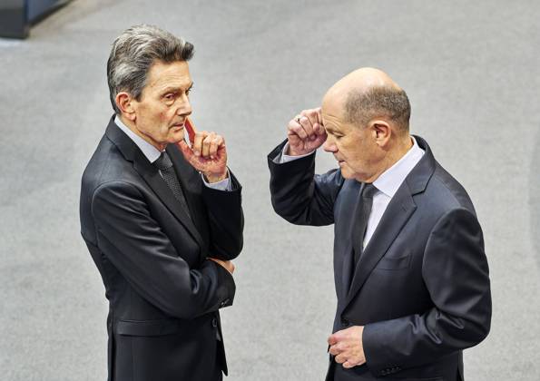 Bilder des Jahres 2025, News 01 Januar News Themen der Woche KW05 News Bilder des Tages Migrationsdebatte im Bundestag: Rolf Mützenich + Olaf Scholz EUR, DEU, Berlin, 29.01.2025: Bundeskanzler Olaf Scholz im intensiven Gespräch mit Rolf Mützenich Vorsitzender der SPD-Bundestagsfraktion. Vor Beginn der Migrationsdebatte im Bundestag.