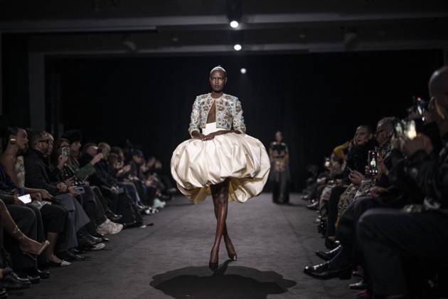 Bilder des Jahres 2025, Entertainment 01 Januar Entertainment Themen der Woche KW05 Entertainment Bilder des Tages PFW - Ashi Studio Runway A model walks the runway during the Ashi Studio Haute-Couture Spring Summer 2025 show as part of Paris Fashion Week in Paris, France on January 30, 2025. Photo by Eliot Blondet ABACAPRESS.COM Paris France  Copyright: xBlondetxEliot ABACAx