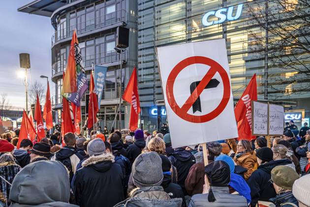 Bilder des Jahres 2025, News 01 Januar News Themen der Woche KW05 News Bilder des Tages Rechts abbiegen verboten, Schild bei Demo Sei die Brandmauer vor der CSU-Zentrale, Brandmauer zur AfD bröckelt, München, 30. Januar 2025 Deutschland, München, 30. Januar 2025, Rechts abbiegen verboten, Schild bei Demo Sei die Brandmauer, Keine Zusammenarbeit mit Faschisten! vor der CSU-Parteizentrale, Mies-van-der-Rohe-Straße, ca. 7.000 Teilnehmer (laut Polizei), 10.000 Teilnehmer (laut Veranstalter), Demo fordert Demokratie und das individuelle Recht auf Asyl, Veranstalter Bündnis München ist bunt, Protest, die Brandmauer zur AfD bröckelt, Merz hat Mehrheiten für eine schärfere Asylpolitik im Bundestag mit der AfD erreicht, Politik,