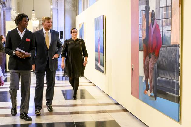 Amsterdam, König Willem Alxeander bei der Verleihung des Königlichen Preises für freie Malerei 2024 31-01-2025 Amsterdam King Willem-Alexander and Eniwaye Oluwaseyi attend the royal award for free painting 2025 (Koninklijke Prijs voor Vrije Schilderkunst ) at the royal palace in Amsterdam. Three young artists will be awarded and will each receive an amount of 9,000 euros. Â  Copyright: xPPEx