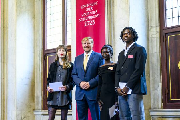 Amsterdam, König Willem Alxeander bei der Verleihung des Königlichen Preises für freie Malerei 2024 31-01-2025 Amsterdam King Willem-Alexander with Lieve Hakkers and Taqwa Ali and Eniwaye Oluwaseyi attend the royal award for free painting 2025 (Koninklijke Prijs voor Vrije Schilderkunst ) at the royal palace in Amsterdam. Three young artists will be awarded and will each receive an amount of 9,000 euros. Â  Copyright: xPPEx