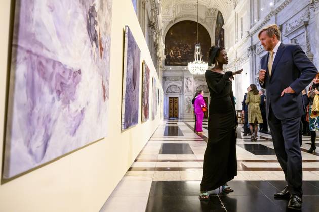 Amsterdam, König Willem Alxeander bei der Verleihung des Königlichen Preises für freie Malerei 2024 31-01-2025 Amsterdam King Willem-Alexander and Taqwa Ali attend the royal award for free painting 2025 (Koninklijke Prijs voor Vrije Schilderkunst ) at the royal palace in Amsterdam. Three young artists will be awarded and will each receive an amount of 9,000 euros. Â  Copyright: xPPEx