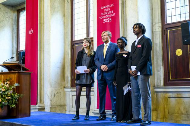 Amsterdam, König Willem Alxeander bei der Verleihung des Königlichen Preises für freie Malerei 2024 31-01-2025 Amsterdam King Willem-Alexander with Lieve Hakkers and Taqwa Ali and Eniwaye Oluwaseyi attend the royal award for free painting 2025 (Koninklijke Prijs voor Vrije Schilderkunst ) at the royal palace in Amsterdam. Three young artists will be awarded and will each receive an amount of 9,000 euros. Â  Copyright: xPPEx