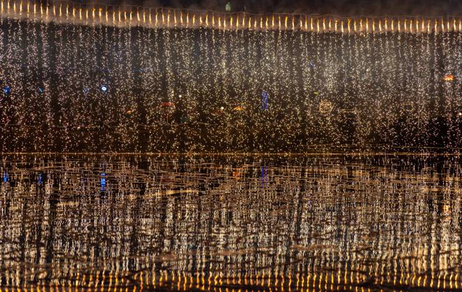 Bilder des Jahres 2025, News 01 Januar News Themen der Woche KW05 News Bilder des Tages Chinese Folklore Lunar Year YUNCHENG, CHINA - JANUARY 31, 2025 - Tourists enjoy a fireworks waterfall show to celebrate the Chinese LunarNew Year at the Salt Lake scenic spot in Yuncheng, North China s Shanxi Province, Jan. 31, 2025. Yuncheng Shanxi China  Copyright: xCFOTOx i1738368876887