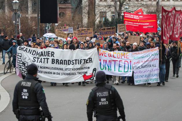 Bilder des Jahres 2025, News 02 Februar News Themen der Woche KW05 News Bilder des Tages Leipzig - Mehr als 9.000 Menschen: Demonstration gegen CDU und AfD, Polizei mit Großaufgebot vor Ort 01.02.2025 ab 15 Uhr Stadtgebiet Leipzig Nach einer Großdemonstration mit rund 5.000 Menschen am Donnerstag in der Leipziger Innenstadt haben sich am Samstagnachmittag erneut mehrere Tausend Menschen in der Messestadt versammeln. Organisiert wurde die auf dem Wilhelm-Leuschner-Platz stattfindende Versammlung wieder von mehreren Bündnissen wie Prisma Leipzig , Widersetzen Leipzig , der Gewerkschaft Verdi, Omas gegen Rechts , Hand in Hand für Demokratie und Leipzig nimmt Platz . Nach einer Anfangskundgebung auf dem Leuschner-Platz schloss sich ein Demo-Aufzug über den Leipziger Stadtring in die Innenstadt an. Nach Angaben der Poliz Copyright: xEHLxMedia BjörnxStachx 20250201_grossdemo-cdu-afd-leipzig_26