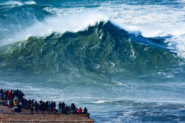 Bilder des Jahres 2025, News 01 Januar News Themen der Woche KW05 Big surfer Waves in Porto, Portugal.- 27 Jan 2025 A big wave is seen during the week of Éowyn and Ivo storms hitting many big-wave surfers flocked to Nazaré. From the 27th to 30th January, numerous surfers attempted to ride these massive waves aiming to break new world records. Porto Portugal Copyright: xDiogoxBaptistax xSOPAxImagesx DB_2025NAZAREBIGWAVES_0001
