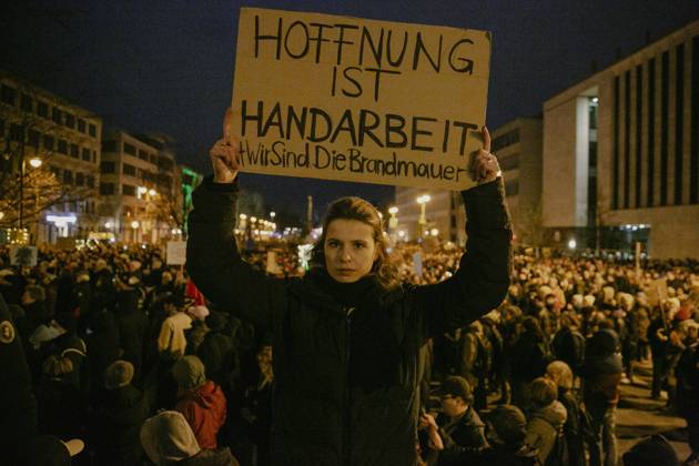 Bilder des Jahres 2025, News 02 Februar News Themen der Woche KW05 News Bilder des Tages Luisa Neubauer hält ein Demonstrationsschild mit der Aufschrift Hoffnung ist Handarbeit Wir sind die Brandmauer inmitten einer großen Menschenmenge. Die von Campact, Fridays for Future und dem DGB organisierte Demonstration in Berlin versammelte über 160.000 Menschen, um ein Zeichen gegen eine politische Zusammenarbeit mit der AfD zu setzen. Die Teilnehmer forderten eine klare Abgrenzung demokratischer Parteien von rechtsextremen Strömungen. Berlin Berlin Germany Copyright: xHamixRoshanx