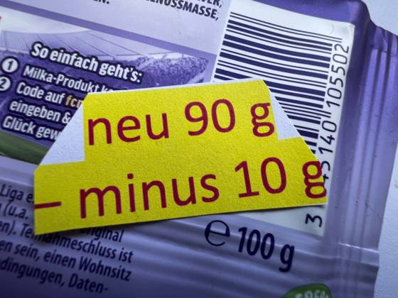 Symbolfoto - Milka Schokolade - 90 statt 100 Gramm Alter und Neuer Preis auf einer Tafel Milka , die Tafel schrumpft doch der Preis bleibt gleich. Tafel Milka Alpenmich Schoholade in lilla Papier gehült mit dem Logo der Milka Kuh. Der Name ist eine Kombination der beiden Hauptzutaten Milch und Kakao. Der Kakaopreis steigt und steigt. Und das macht unsere geliebte Schoggi teurer Der US-Produzent Mondelez verkleinert zahlreiche Sorten.Drastische Preiserhöhung bei einer der bekanntesten Schokoladen-Marken Verbraucherinnen und Verbraucher müssen für Schokolade der bekannten Marke Milka derzeit vielerorts tiefer in die Tasche greifen Mondelez International ist ein börsennotierter US-amerikanischer Lebensmittelkonzern mit Sitz in Chicago,