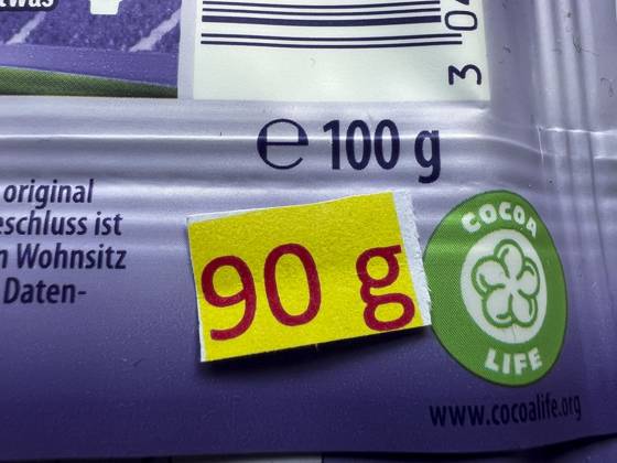 Symbolfoto - Milka Schokolade - 90 statt 100 Gramm Alter und Neuer Preis auf einer Tafel Milka , die Tafel schrumpft doch der Preis bleibt gleich. Tafel Milka Alpenmich Schoholade in lilla Papier gehült mit dem Logo der Milka Kuh. Der Name ist eine Kombination der beiden Hauptzutaten Milch und Kakao. Der Kakaopreis steigt und steigt. Und das macht unsere geliebte Schoggi teurer Der US-Produzent Mondelez verkleinert zahlreiche Sorten.Drastische Preiserhöhung bei einer der bekanntesten Schokoladen-Marken Verbraucherinnen und Verbraucher müssen für Schokolade der bekannten Marke Milka derzeit vielerorts tiefer in die Tasche greifen Mondelez International ist ein börsennotierter US-amerikanischer Lebensmittelkonzern mit Sitz in Chicago,