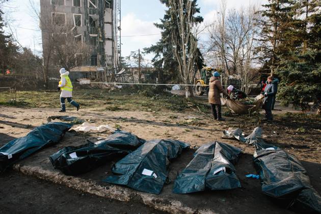 Bilder des Jahres 2025, News 02 Februar News Themen der Woche KW06 News Bilder des Tages Consequences Of The Russian Missile Attack On Izium, Kharkiv Region Bodies of the deceased are near the attack site, in Izium, Kharkiv Region, on February 4, 2025. Kharkiv Ukraine  Copyright: xPavloxPakhomenkox originalFilename: pakhomenko-notitle250204_npsPv.jpg