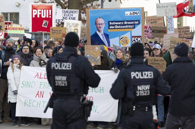 Bilder des Jahres 2025, News 02 Februar News Themen der Woche KW06 News Bilder des Tages Demonstration, Protest gegen den aktuellen Kurs der CDU und deren Kanzlerkandidat Friedrich Merz, Polizei, CDU Wahlkampf Bundestagswahl, am 04.02.2025 vor dem W o r l d C o n f e r e n c e C e n t e r WCCB in Bonn Deutschland.