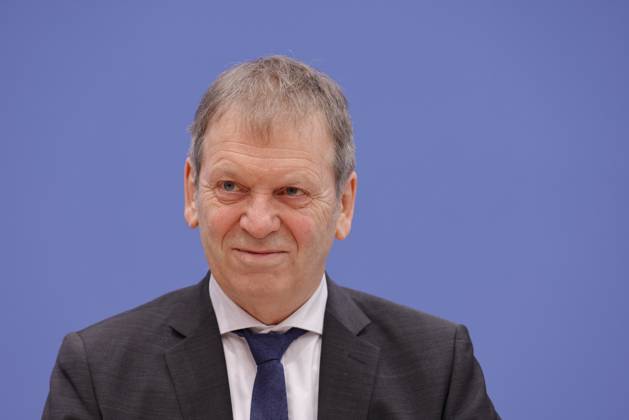 Prof. Dr. Hans-Martin Henning, Vorsitzender Expertenrat für Klimafragen (ERK), Leiter des Fraunhofer-Instituts für Solare Energiesysteme (ISE), Deutschland, Berlin, Bundespressekonferenz, Thema: Veröffentlichung des Zweijahresgutachtens zum Stand der Klimapolitik in Deutschland