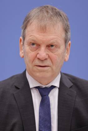 Prof. Dr. Hans-Martin Henning, Vorsitzender Expertenrat für Klimafragen (ERK), Leiter des Fraunhofer-Instituts für Solare Energiesysteme (ISE), Deutschland, Berlin, Bundespressekonferenz, Thema: Veröffentlichung des Zweijahresgutachtens zum Stand der Klimapolitik in Deutschland