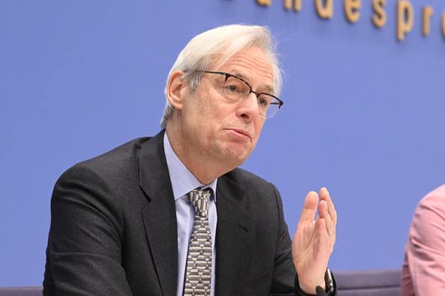 Thomas Heimer bei der Bundespressekonferenz zur Veröffentlichung des Zweijahresgutachtens zum Stand der Klimapolitik in Deutschland im Haus der Bundespressekonferenz. Berlin, 05.02.2025 Foto:xF.xKernx xFuturexImagex klimapolitik_5221
