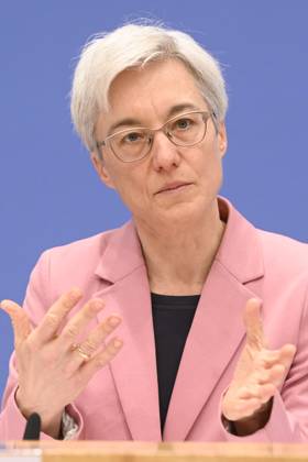 Brigitte Knopf bei der Bundespressekonferenz zur Veröffentlichung des Zweijahresgutachtens zum Stand der Klimapolitik in Deutschland im Haus der Bundespressekonferenz. Berlin, 05.02.2025 Foto:xF.xKernx xFuturexImagex klimapolitik_5223