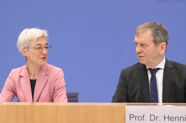 Brigitte Knopf und Hans-Martin Henning bei der Bundespressekonferenz zur Veröffentlichung des Zweijahresgutachtens zum Stand der Klimapolitik in Deutschland im Haus der Bundespressekonferenz. Berlin, 05.02.2025